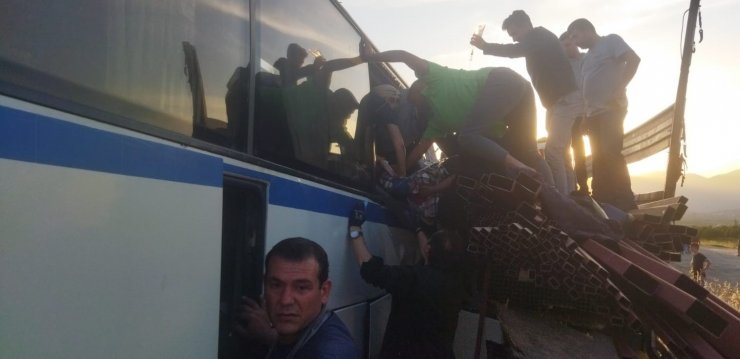 Servis otobüsü demir yüklü kamyona çarptı: 1 ölü, 7'si ağır 30 yaralı 