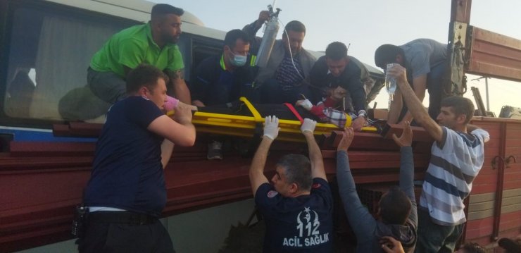 Servis otobüsü demir yüklü kamyona çarptı: 1 ölü, 7'si ağır 30 yaralı 