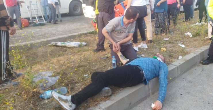 Servis otobüsü demir yüklü kamyona çarptı: 1 ölü, 7'si ağır 30 yaralı 