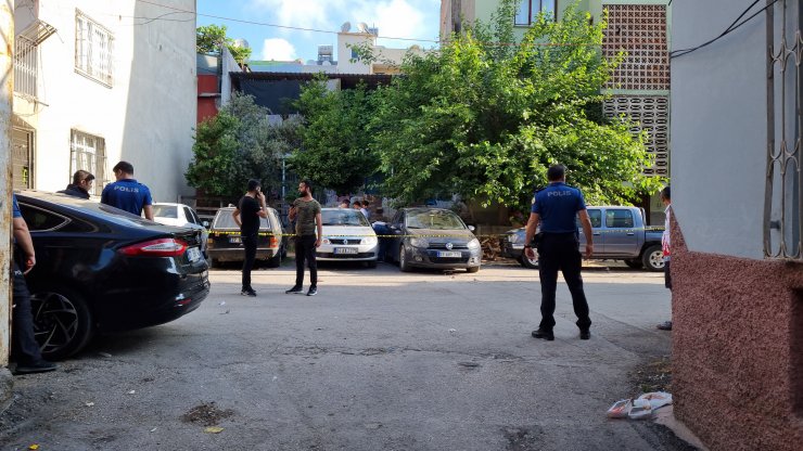 Sokak ortasında tabancayla vurularak öldürüldü