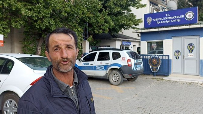 Telefon kulağında karakola koştu