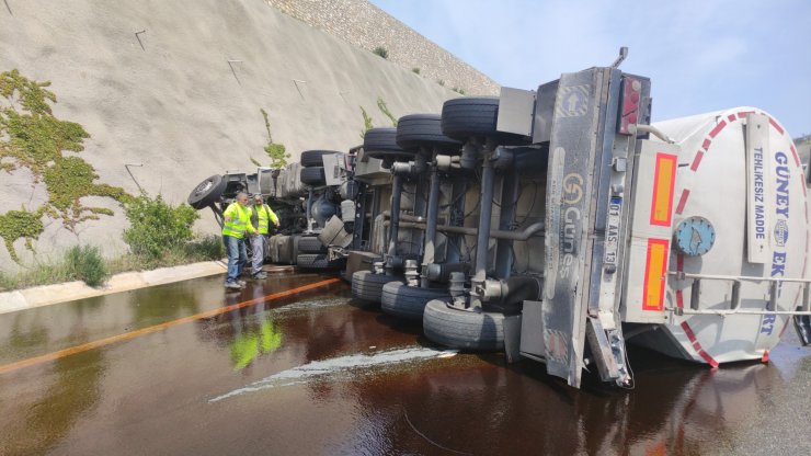 TIR, otomobile ve istinat duvarına çarpıp devrildi, şoför yaralandı