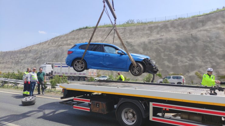 TIR, otomobile ve istinat duvarına çarpıp devrildi, şoför yaralandı