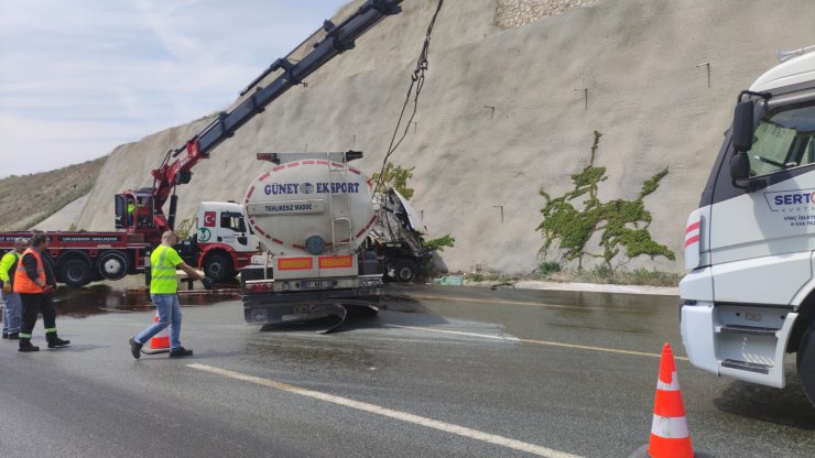 TIR, otomobile ve istinat duvarına çarpıp devrildi, şoför yaralandı