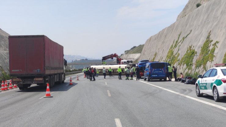 TIR, otomobile ve istinat duvarına çarpıp devrildi, şoför yaralandı