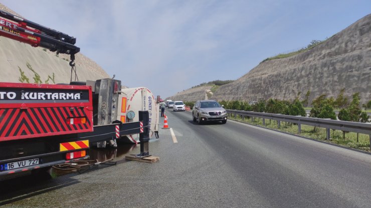 TIR, otomobile ve istinat duvarına çarpıp devrildi, şoför yaralandı
