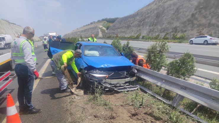 TIR, otomobile ve istinat duvarına çarpıp devrildi, şoför yaralandı