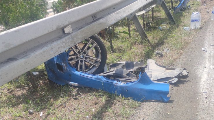 TIR, otomobile ve istinat duvarına çarpıp devrildi, şoför yaralandı