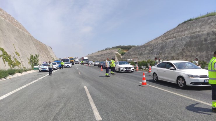 TIR, otomobile ve istinat duvarına çarpıp devrildi, şoför yaralandı