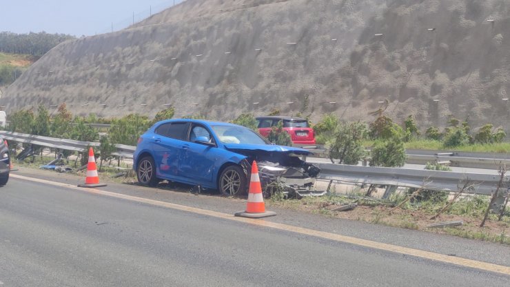 TIR, otomobile ve istinat duvarına çarpıp devrildi, şoför yaralandı