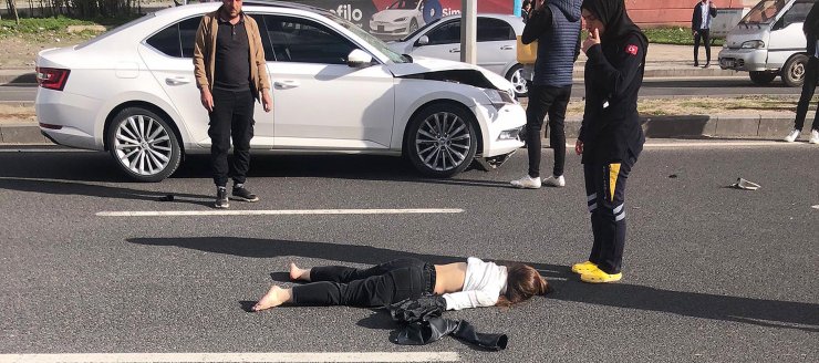 Üst geçidi kullanmayan 2 üniversiteli, otomobilin çarpmasıyla ağır yaralandı