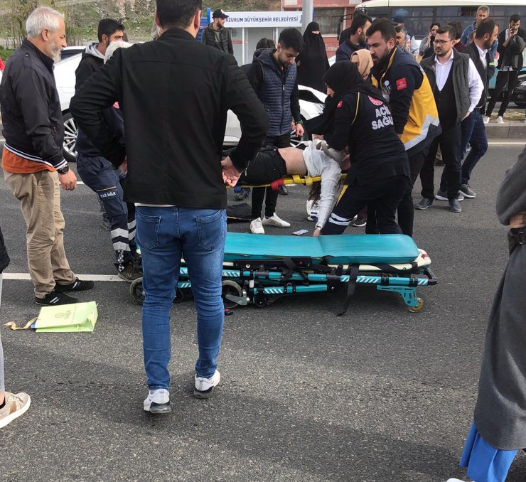 Üst geçidi kullanmayan 2 üniversiteli, otomobilin çarpmasıyla ağır yaralandı