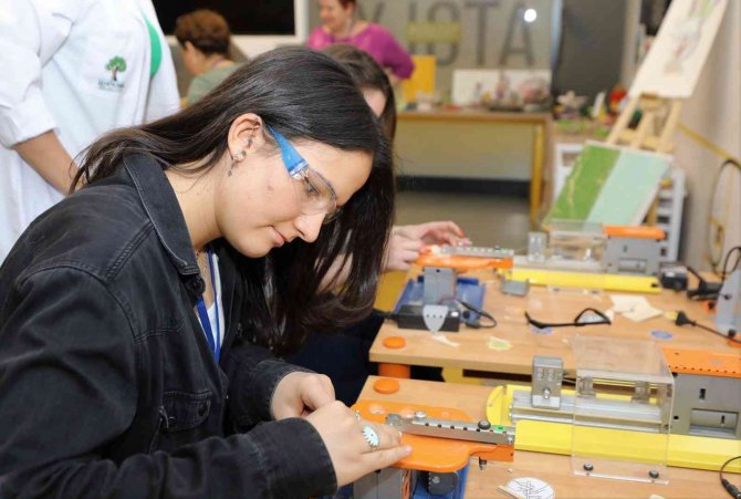 Yabancı lise öğrencileri bilim atölyelerine hayran kaldılar