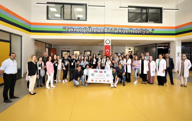 Yabancı lise öğrencileri bilim atölyelerine hayran kaldılar