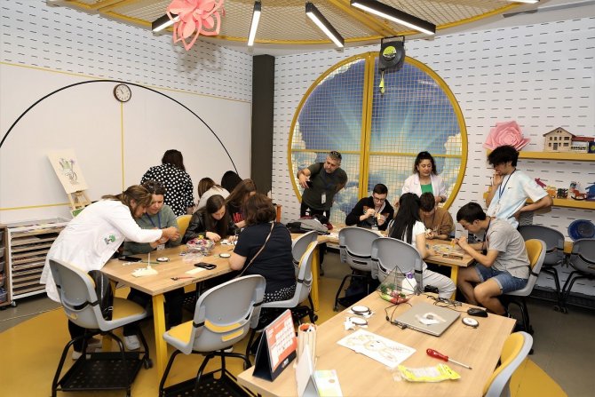 Yabancı lise öğrencileri bilim atölyelerine hayran kaldılar