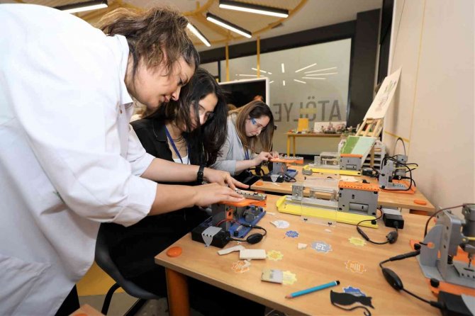 Yabancı lise öğrencileri bilim atölyelerine hayran kaldılar