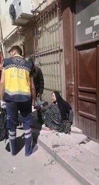 Yangında mahsur kalan 7’si çocuk 10 kişiyi, ekipler kurtardı