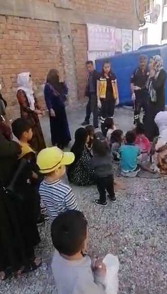 Yangında mahsur kalan 7’si çocuk 10 kişiyi, ekipler kurtardı