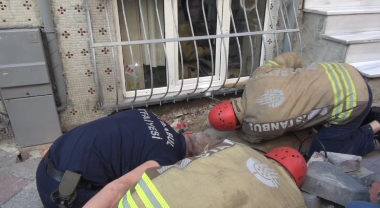 Yılan paniği; dumanla çıkarmaya çalıştılar