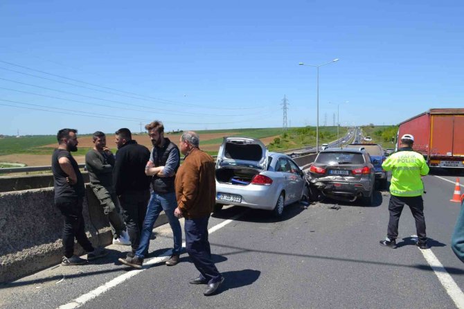 Yol ortasına düşen çuval zincirleme kazaya neden oldu: 1 yaralı