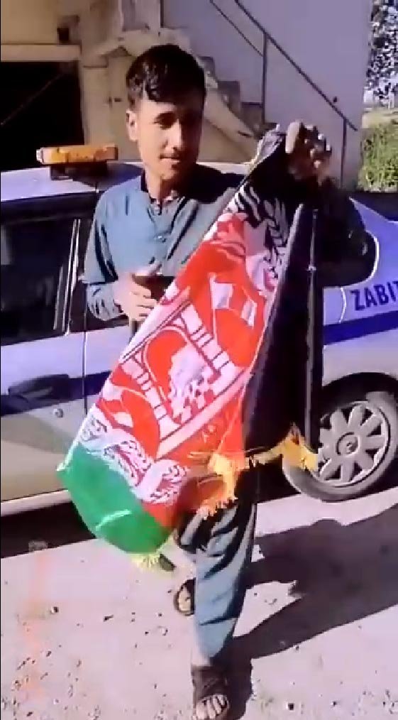 Zabıta aracında bayrak açan Afganlar yakalandı 