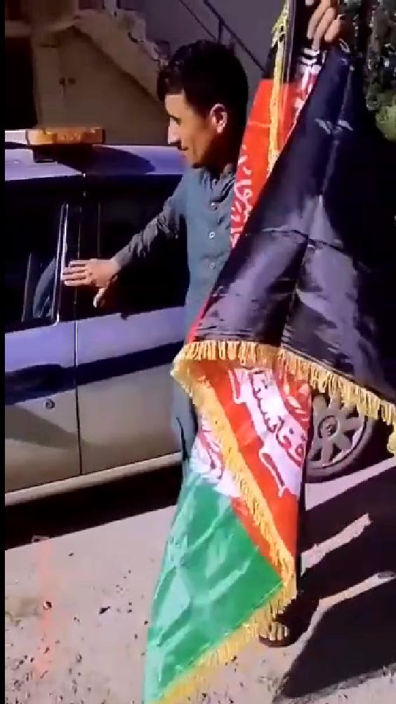 Zabıta aracında bayrak açan Afganlar yakalandı 