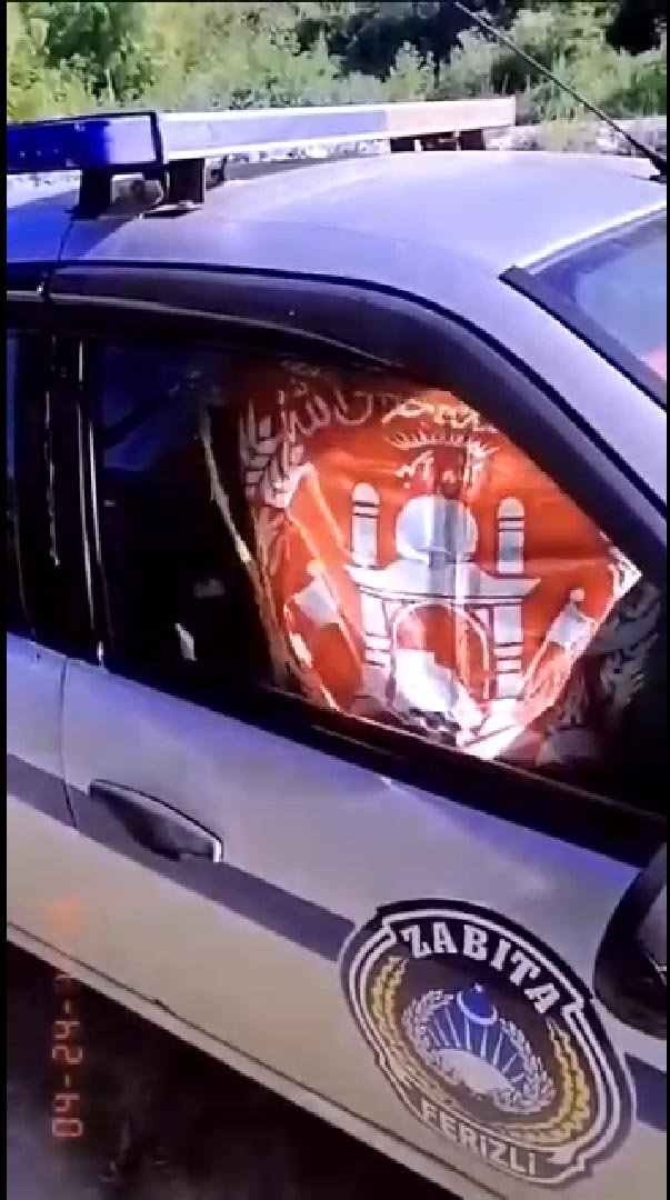 Zabıta aracında bayrak açan Afganlar yakalandı 