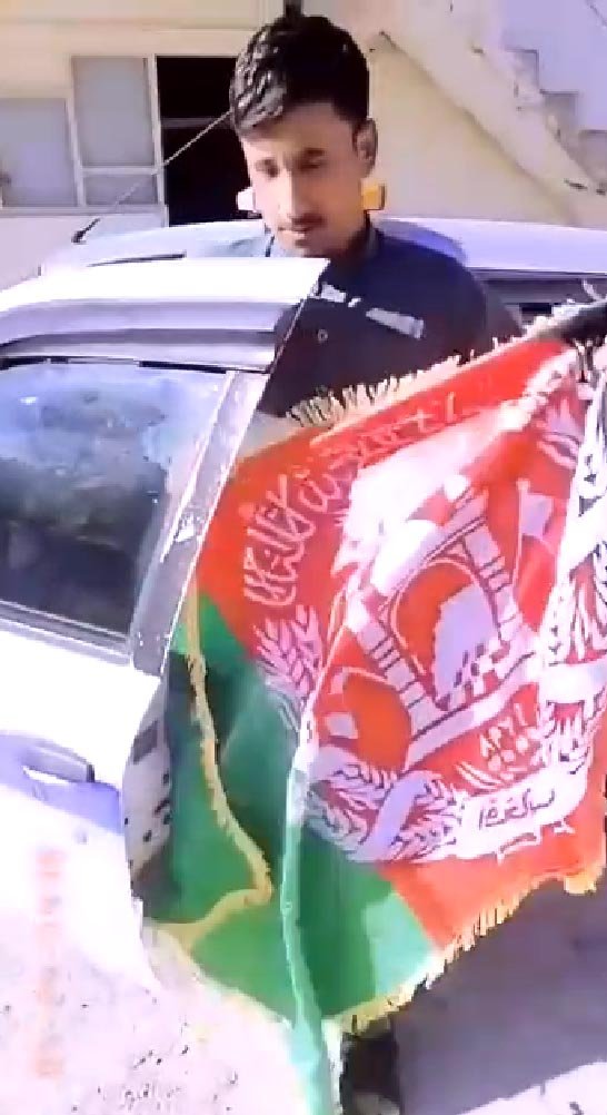 Zabıta aracında bayrak açan Afganlar yakalandı 