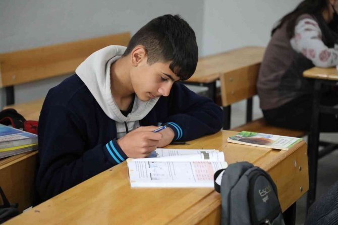 78 bin 711 yardımcı kaynak kitap paketi öğrencilere dağıtıldı