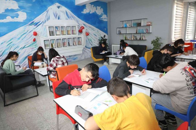 78 bin 711 yardımcı kaynak kitap paketi öğrencilere dağıtıldı