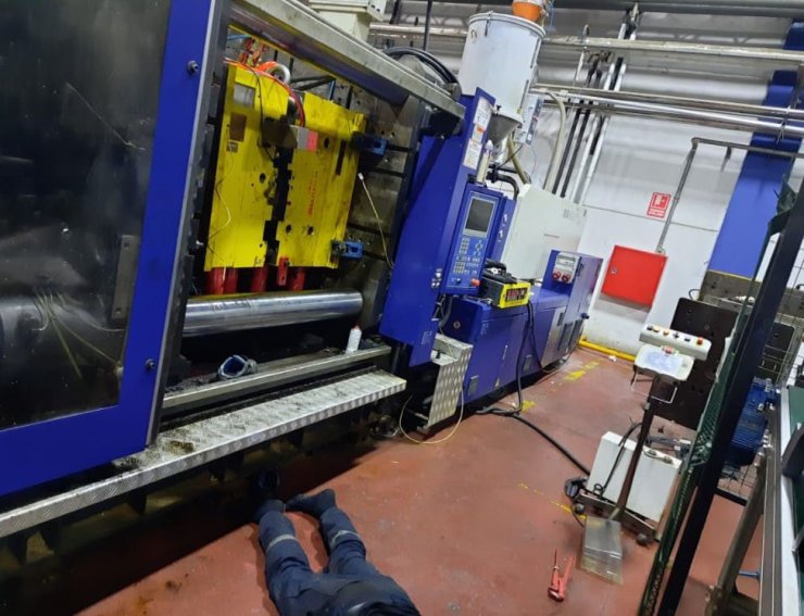 Başı enjeksiyon makinesine sıkışan teknisyen öldü