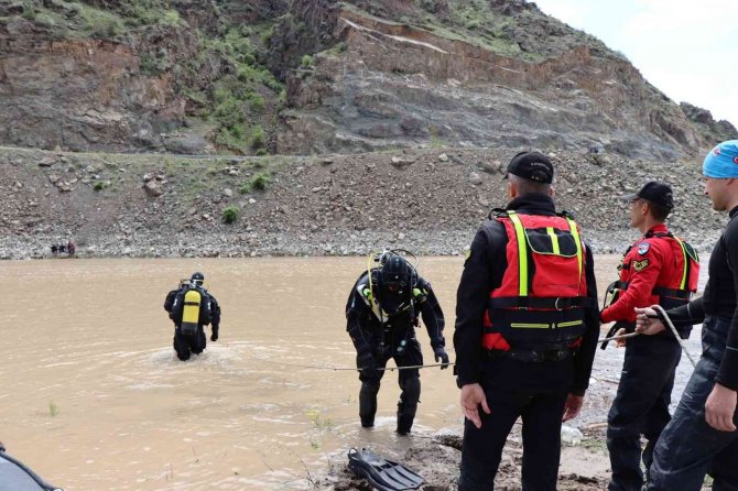 Dalgıçlar kaza sonrası kaybolan şahsı aramaya devam ediyor