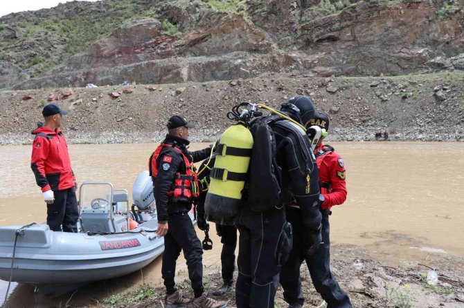 Dalgıçlar kaza sonrası kaybolan şahsı aramaya devam ediyor