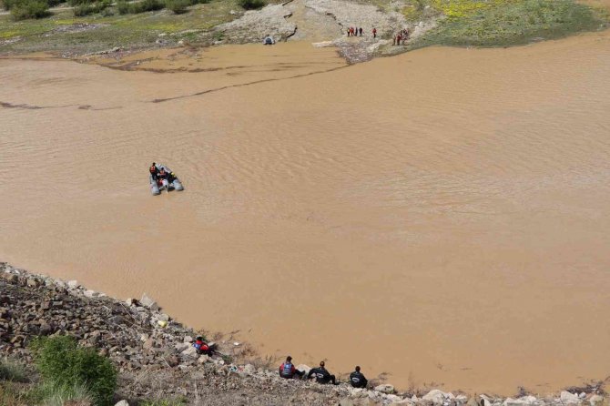 Dalgıçlar kaza sonrası kaybolan şahsı aramaya devam ediyor