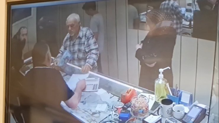 Dolandırıcıların oyununu bozan kuyumcu, yaşlı adamın 257 bin TL’sini kurtardı