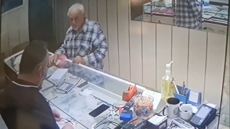 Dolandırıcıların oyununu bozan kuyumcu, yaşlı adamın 257 bin TL’sini kurtardı