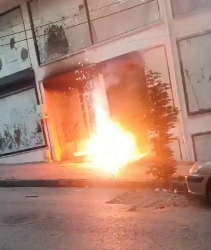 Elektrikteki patlamalara aldırış etmeden kapıdan çıktılar