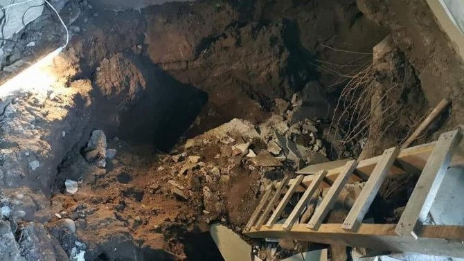 Evinde uyurken uyuşturucu kaçakçılarının açtığı tünele düştü