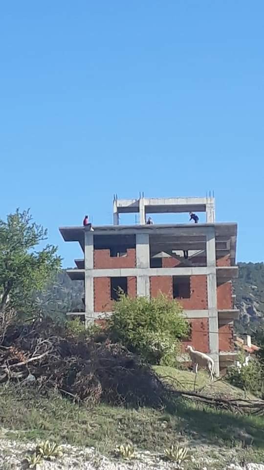 İnşaat halindeki binanın çatısına çıkan kadın yürekleri ağza getirdi
