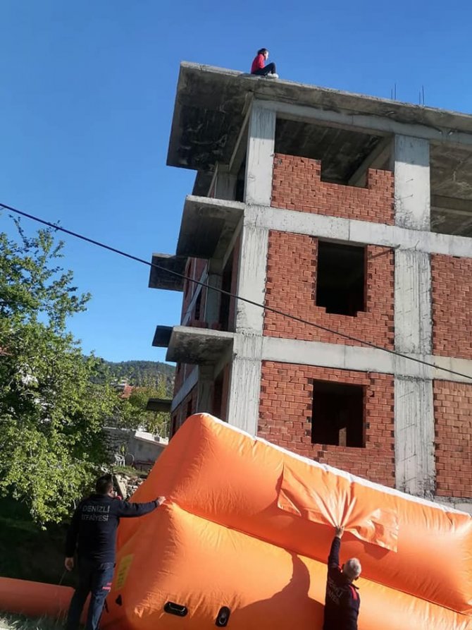 İnşaat halindeki binanın çatısına çıkan kadın yürekleri ağza getirdi