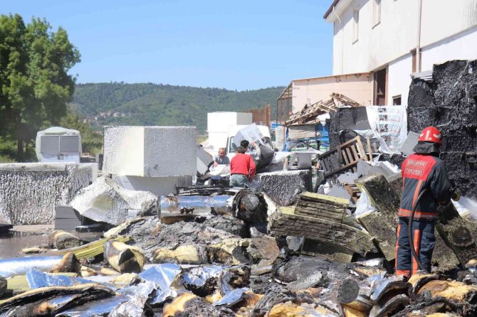 İnşaat malzemelerinin olduğu depo alev alev yandı