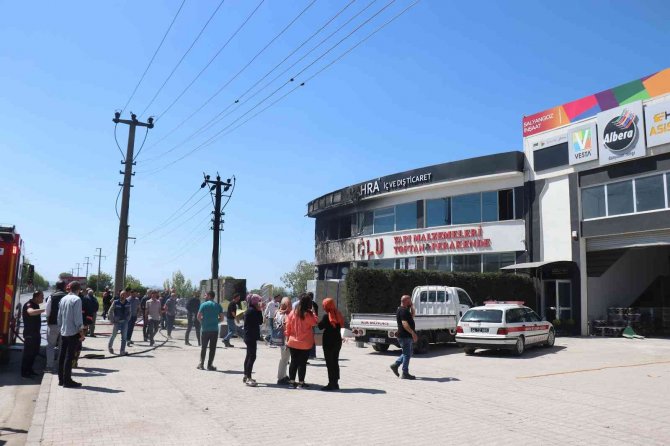 İnşaat malzemelerinin olduğu depo alev alev yandı