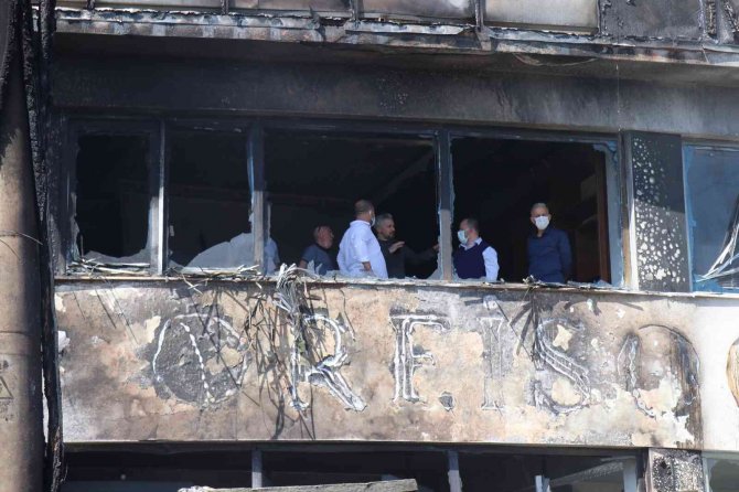 İnşaat malzemelerinin olduğu depo alev alev yandı