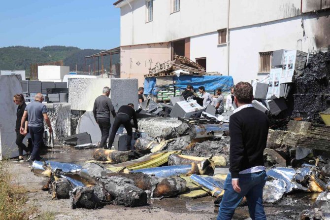 İnşaat malzemelerinin olduğu depo alev alev yandı