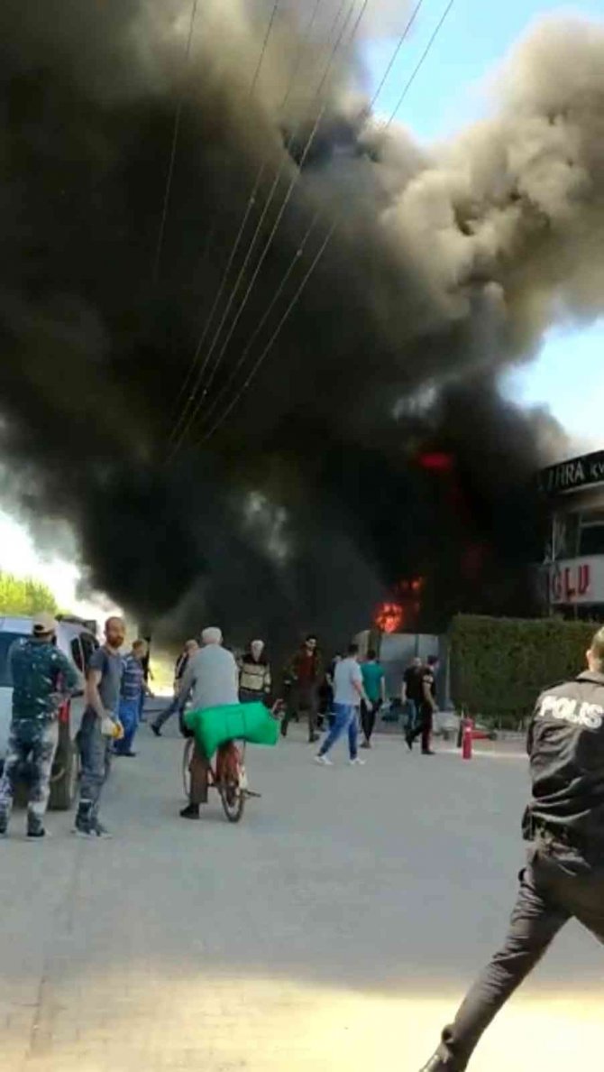 İnşaat malzemelerinin olduğu depo alev alev yandı