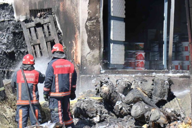 İnşaat malzemelerinin olduğu depo alev alev yandı
