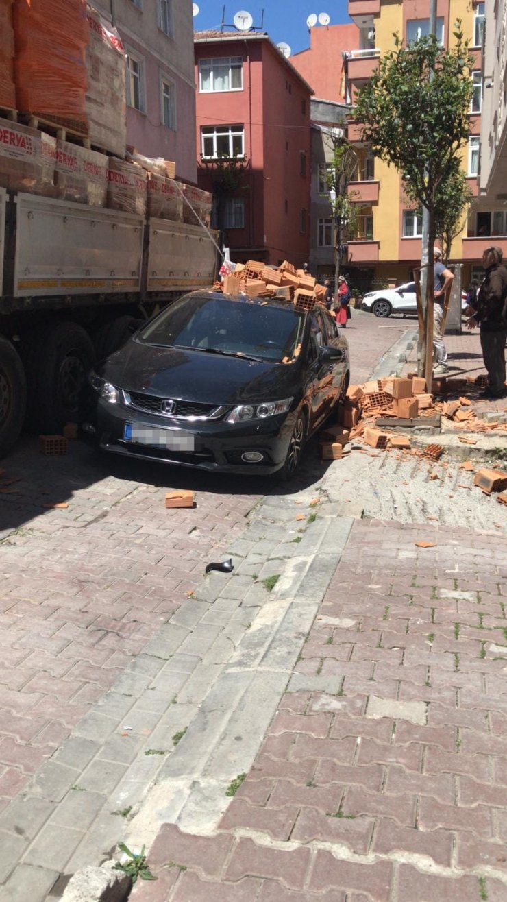 İnşaata indirilen tuğlalar otomobilin üzerine devrildi