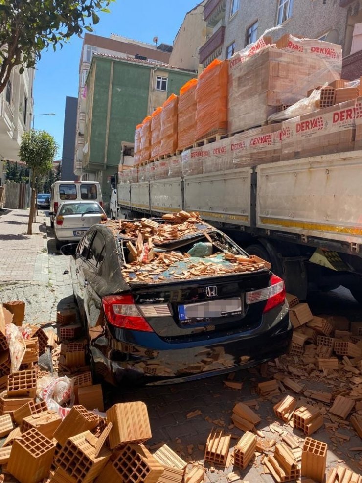 İnşaata indirilen tuğlalar otomobilin üzerine devrildi