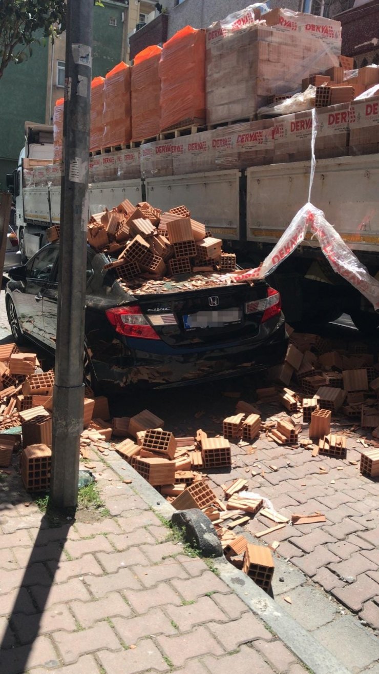 İnşaata indirilen tuğlalar otomobilin üzerine devrildi