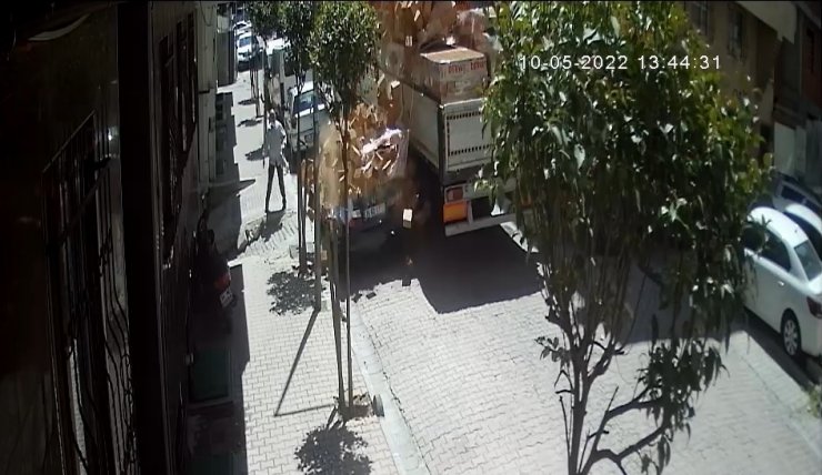 İnşaata indirilen tuğlalar otomobilin üzerine devrildi